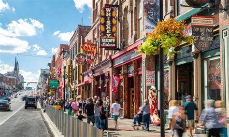 Is It Better to Stay Downtown or Music Row in Nashville? A Detailed Insight